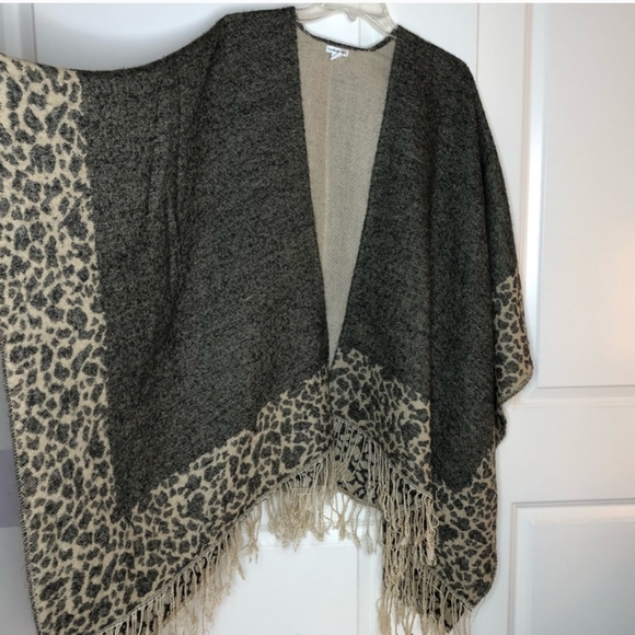 Leopard Sleeveless Poncho - Picture 3 of 3